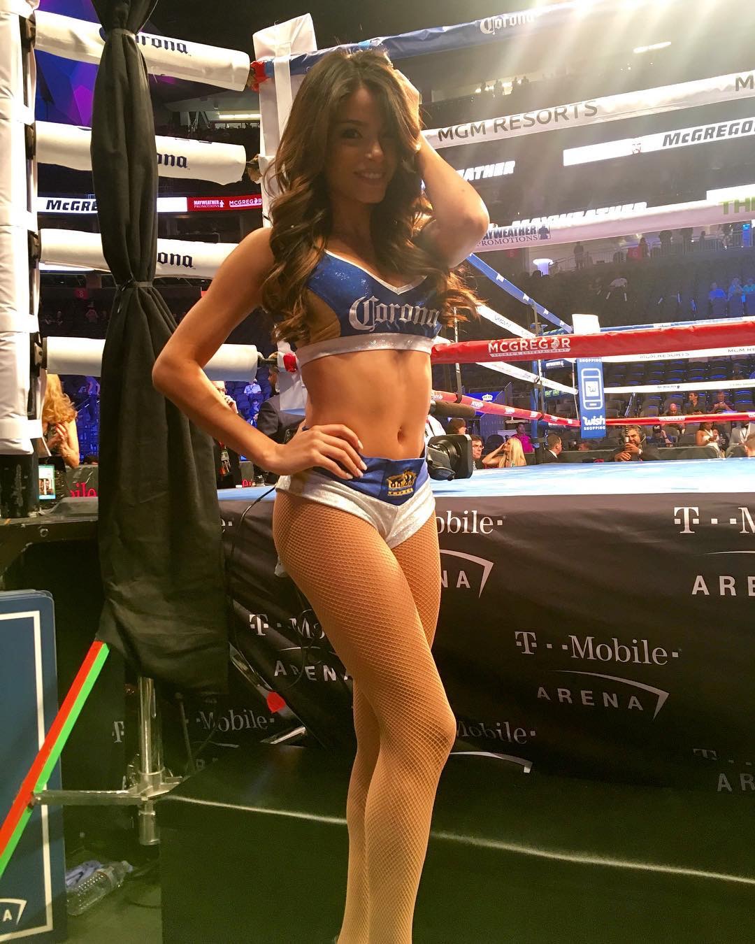 Photo news] Fighter-turned-ring girl makes her debut